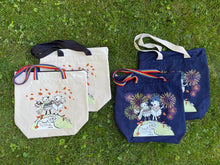 Load image into Gallery viewer, 1 Tote Bag 2026 ZipperTop, Natural, 1.5” BlackHandles, 2 Outside Pockets, Inside hanging pocket